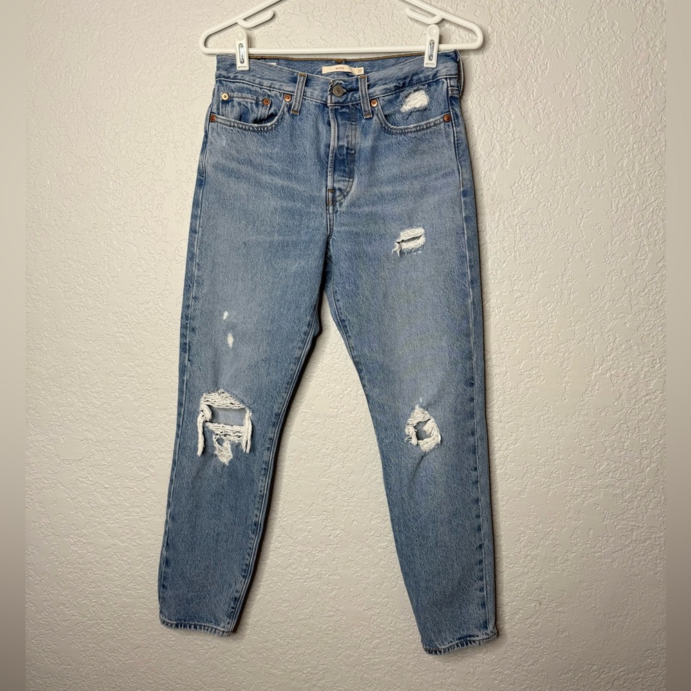 Levi’s Wedgie Distressed Straight Leg Jean 27